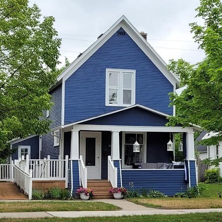 The Blue House On Front Downtown Traverse City Exterior photo